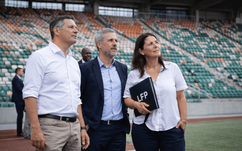 Délégation de la LFP inspectant les infrastructures d’un stade à Abidjan en vue du Trophée des Champions 2026.