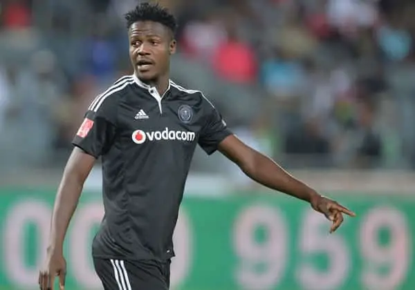 Le défenseur expérimenté Justice Chabalala avec le maillot d'Orlando Pirates